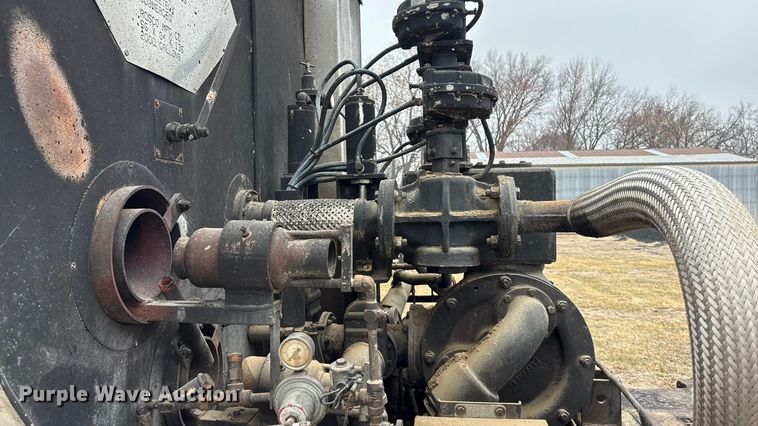 image for item EA4496 1996 International 4900 oil distributor truck