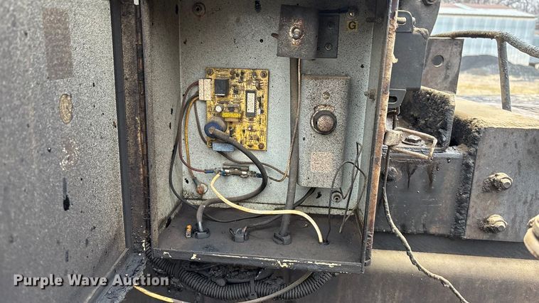 image for item EA4496 1996 International 4900 oil distributor truck