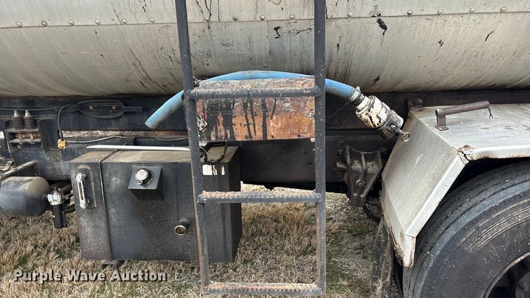 image for item EA4496 1996 International 4900 oil distributor truck