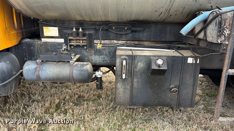 image for item EA4496 1996 International 4900 oil distributor truck