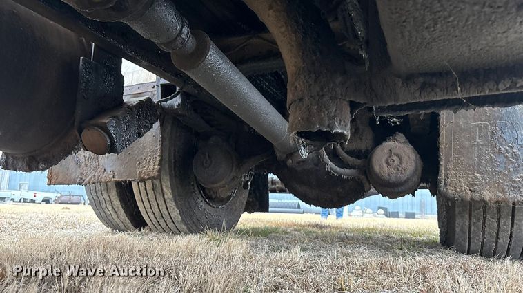 image for item EA4496 1996 International 4900 oil distributor truck