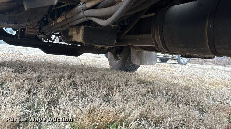 image for item EA4496 1996 International 4900 oil distributor truck