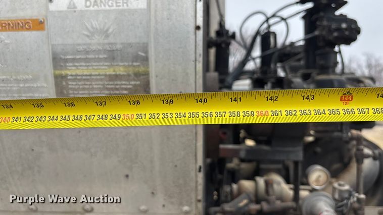 image for item EA4496 1996 International 4900 oil distributor truck