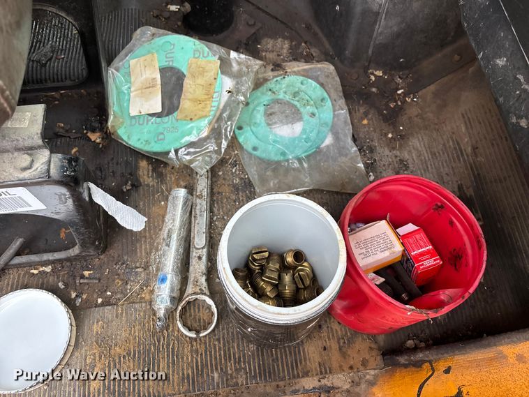 image for item EA4496 1996 International 4900 oil distributor truck