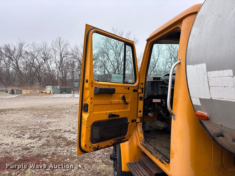 image for item EA4496 1996 International 4900 oil distributor truck