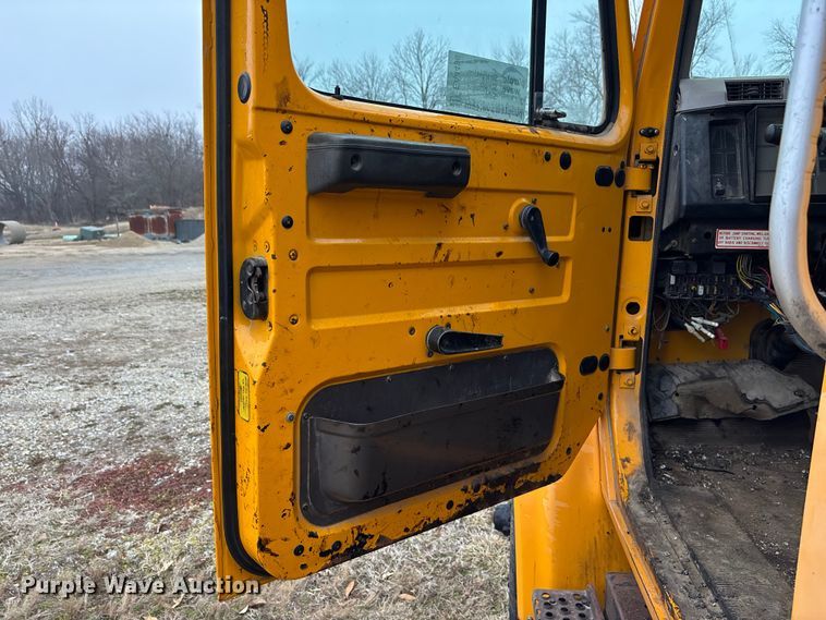 image for item EA4496 1996 International 4900 oil distributor truck