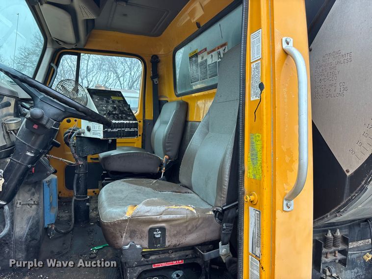 image for item EA4496 1996 International 4900 oil distributor truck