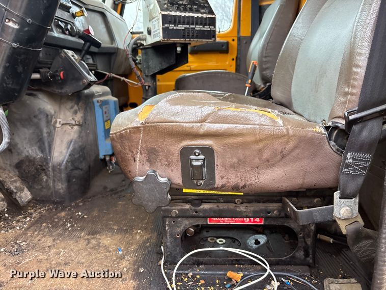 image for item EA4496 1996 International 4900 oil distributor truck