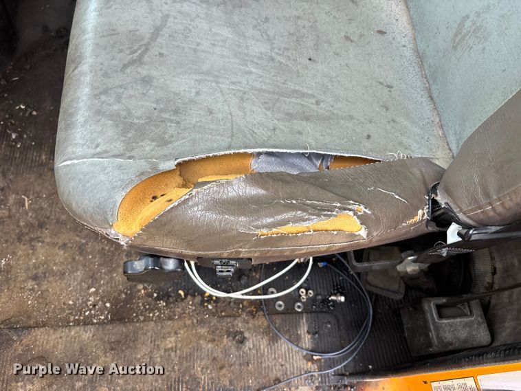 image for item EA4496 1996 International 4900 oil distributor truck