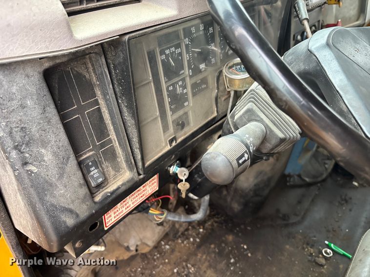 image for item EA4496 1996 International 4900 oil distributor truck