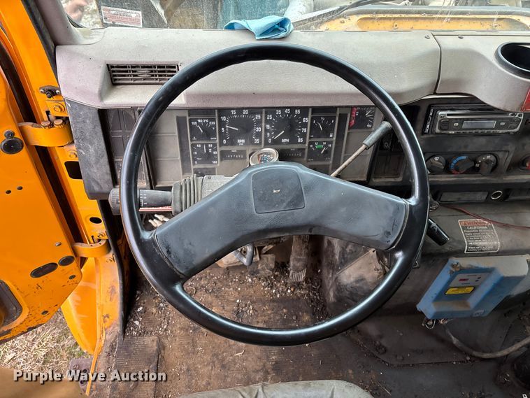 image for item EA4496 1996 International 4900 oil distributor truck