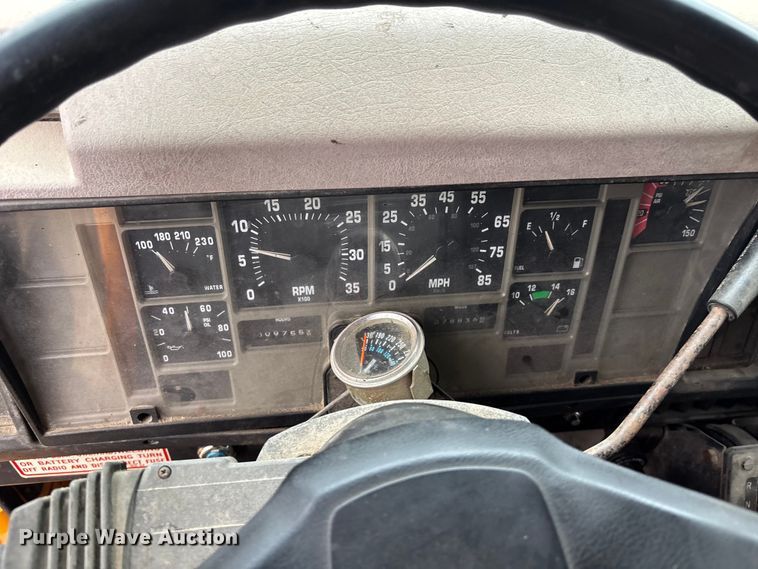 image for item EA4496 1996 International 4900 oil distributor truck