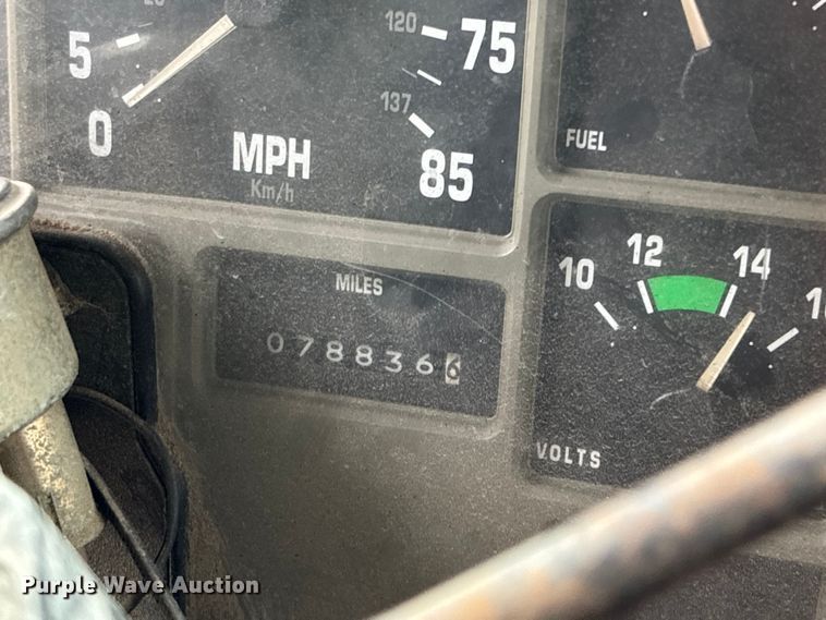 image for item EA4496 1996 International 4900 oil distributor truck