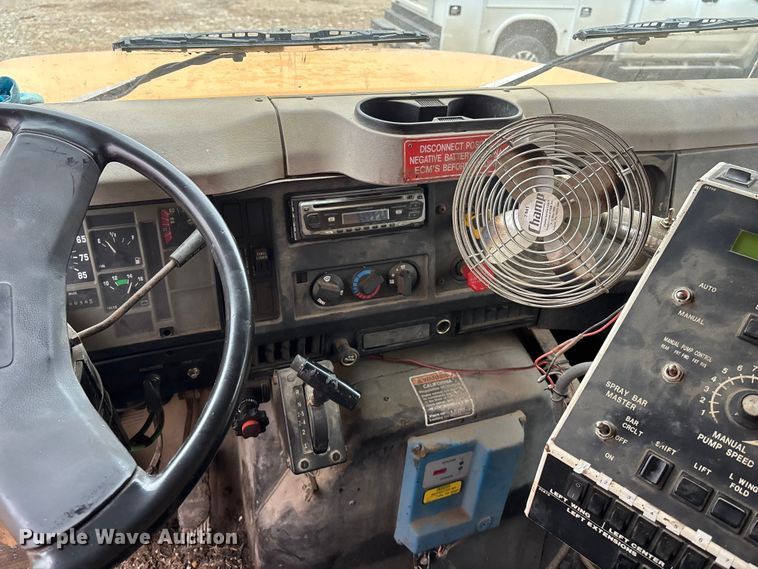 image for item EA4496 1996 International 4900 oil distributor truck