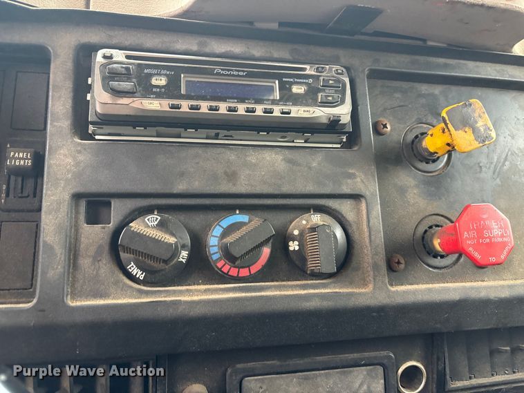 image for item EA4496 1996 International 4900 oil distributor truck