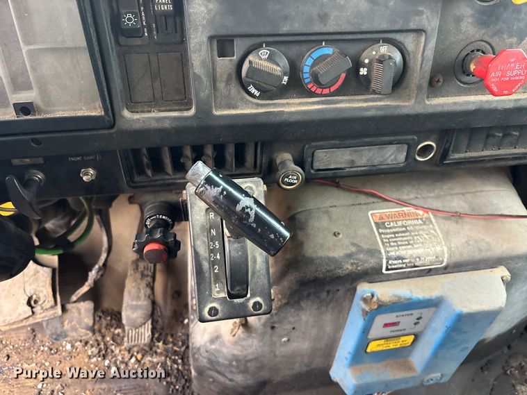 image for item EA4496 1996 International 4900 oil distributor truck