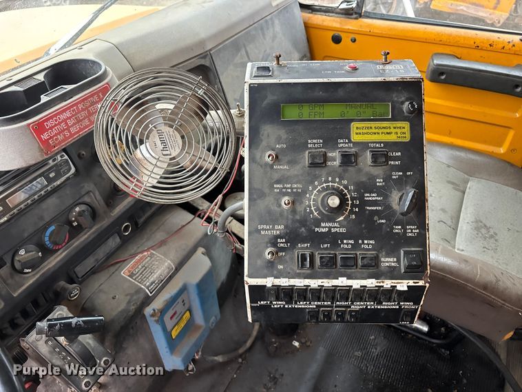 image for item EA4496 1996 International 4900 oil distributor truck