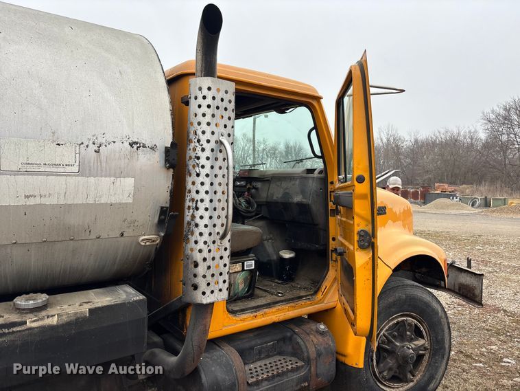 image for item EA4496 1996 International 4900 oil distributor truck