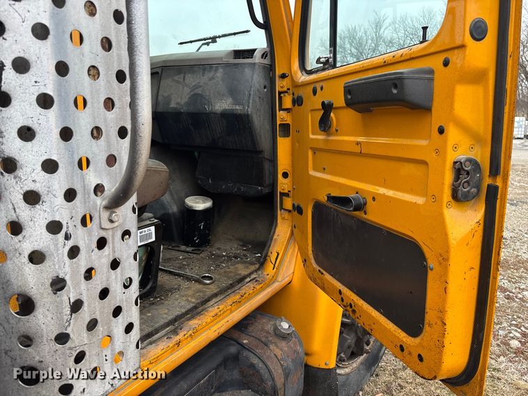 image for item EA4496 1996 International 4900 oil distributor truck