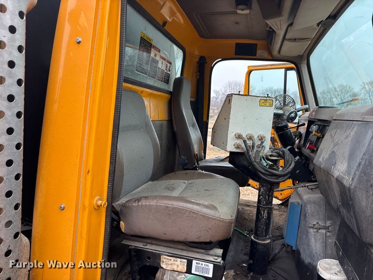 image for item EA4496 1996 International 4900 oil distributor truck