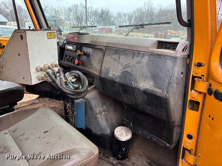 image for item EA4496 1996 International 4900 oil distributor truck