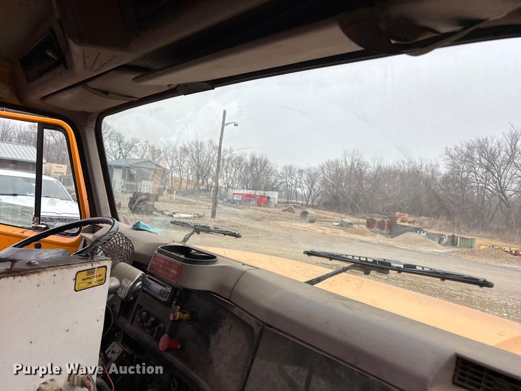 image for item EA4496 1996 International 4900 oil distributor truck