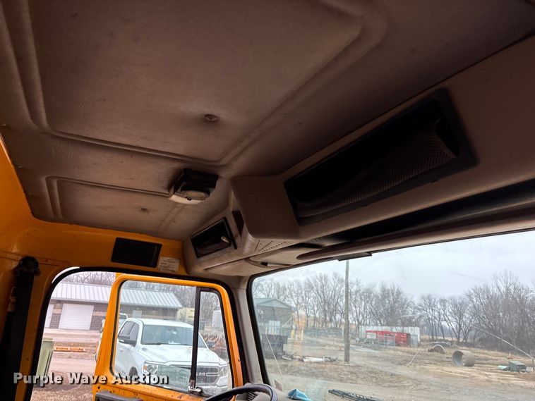 image for item EA4496 1996 International 4900 oil distributor truck