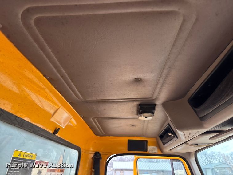 image for item EA4496 1996 International 4900 oil distributor truck