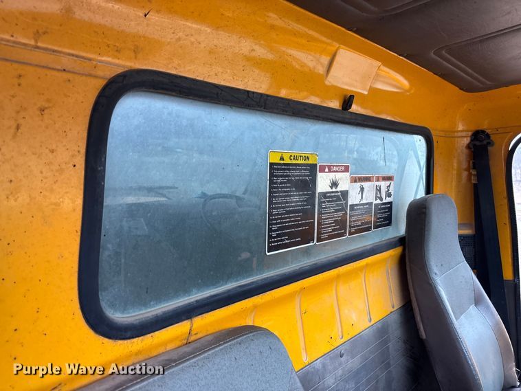 image for item EA4496 1996 International 4900 oil distributor truck