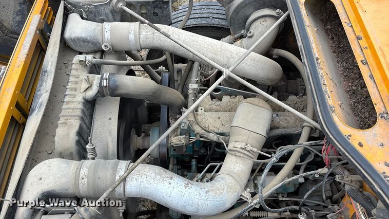 image for item EA4496 1996 International 4900 oil distributor truck