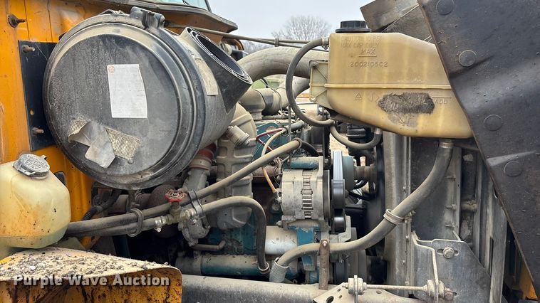 image for item EA4496 1996 International 4900 oil distributor truck