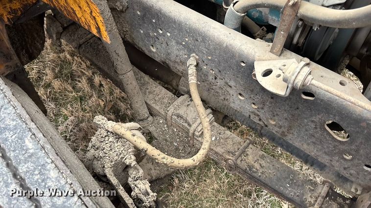 image for item EA4496 1996 International 4900 oil distributor truck