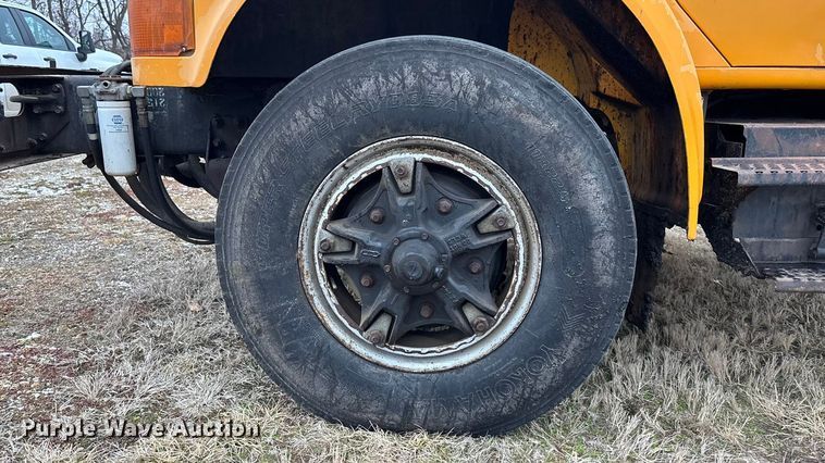 image for item EA4496 1996 International 4900 oil distributor truck