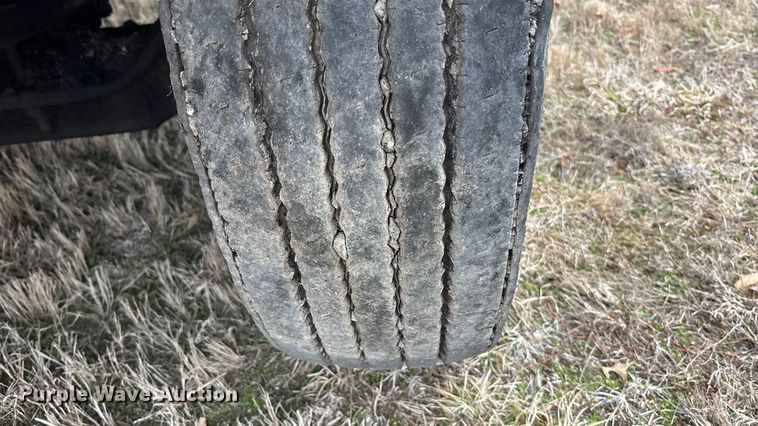 image for item EA4496 1996 International 4900 oil distributor truck