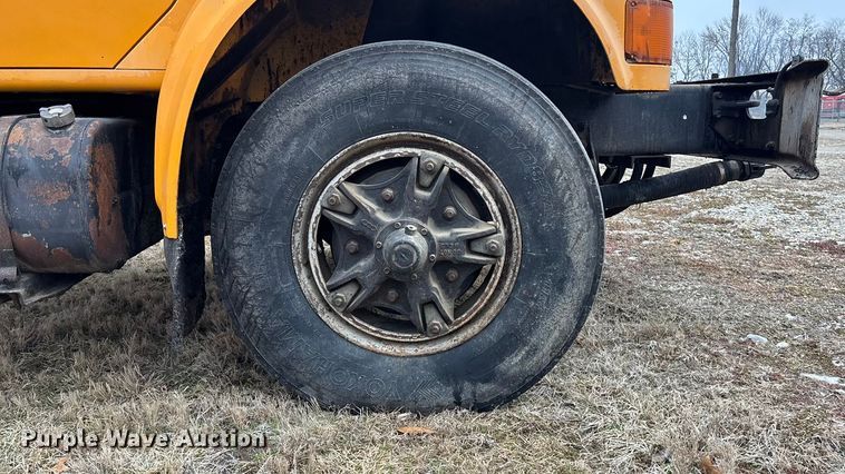 image for item EA4496 1996 International 4900 oil distributor truck