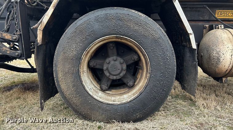 image for item EA4496 1996 International 4900 oil distributor truck