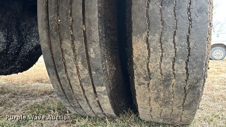 image for item EA4496 1996 International 4900 oil distributor truck