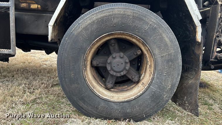 image for item EA4496 1996 International 4900 oil distributor truck