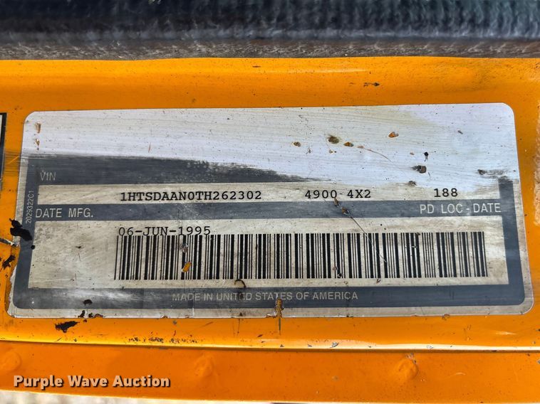 image for item EA4496 1996 International 4900 oil distributor truck