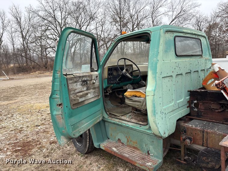 image for item EA4498 1974 GMC 6000 oil distributor truck