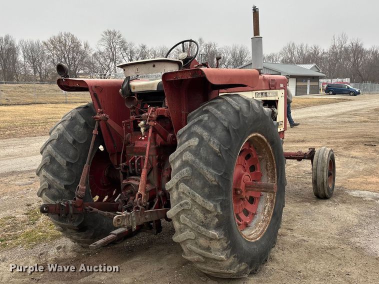 image for item EA4499 1965 International Harvester Farmall 806 tractor