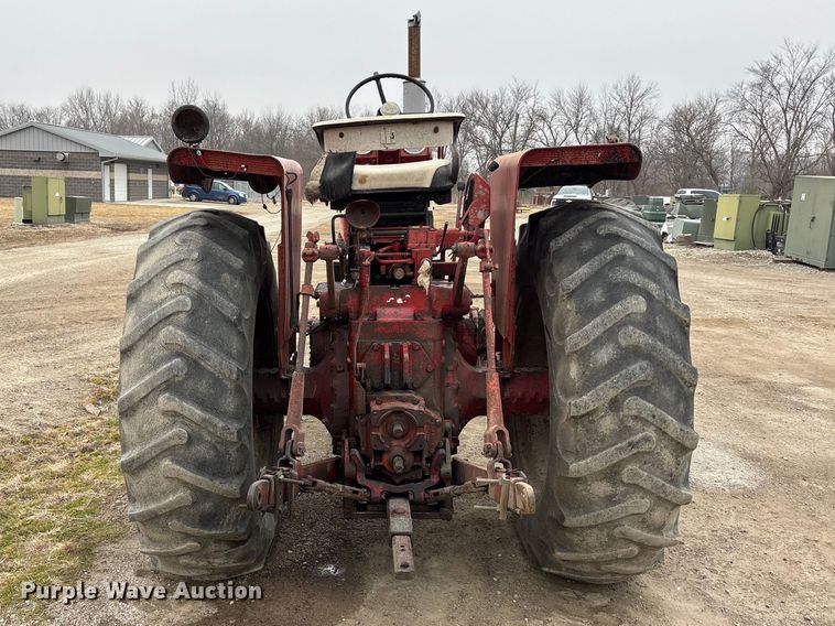 image for item EA4499 1965 International Harvester Farmall 806 tractor