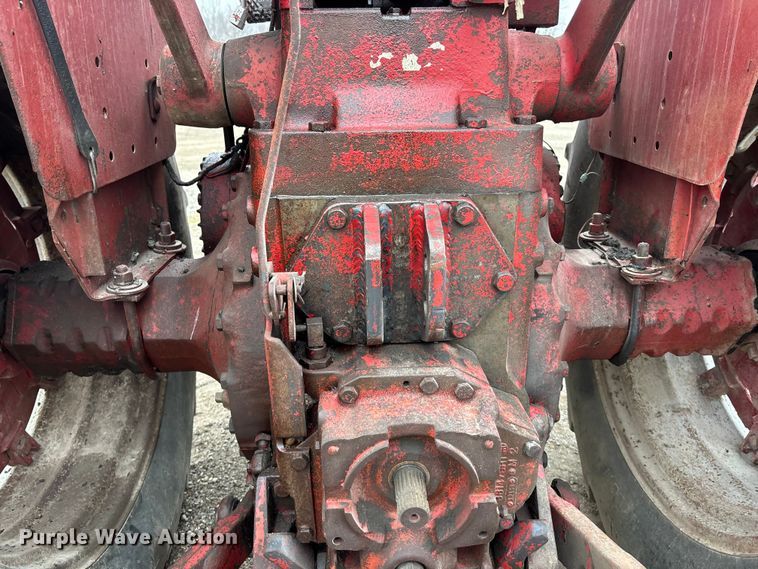image for item EA4499 1965 International Harvester Farmall 806 tractor