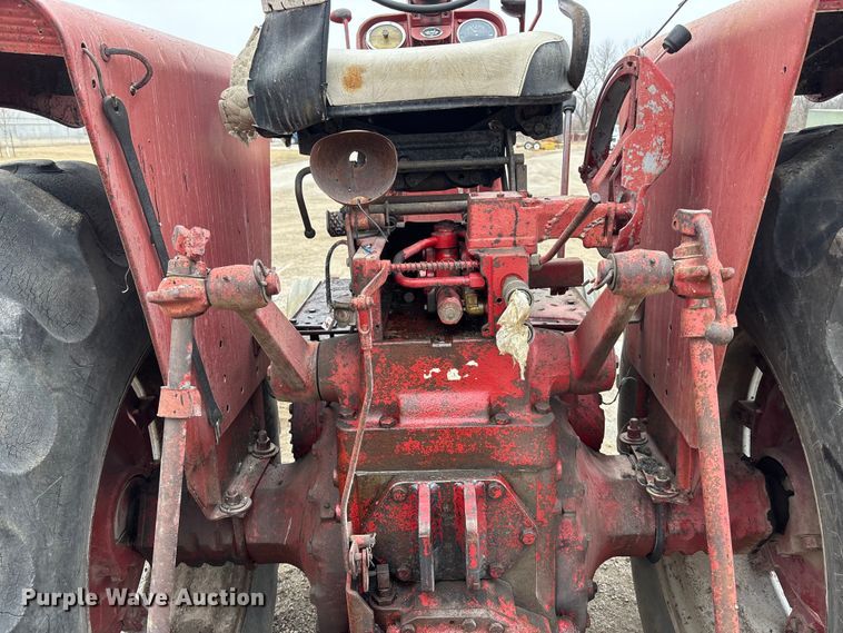 image for item EA4499 1965 International Harvester Farmall 806 tractor