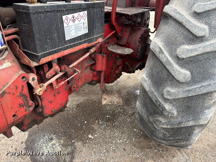 image for item EA4499 1965 International Harvester Farmall 806 tractor