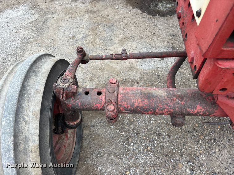 image for item EA4499 1965 International Harvester Farmall 806 tractor