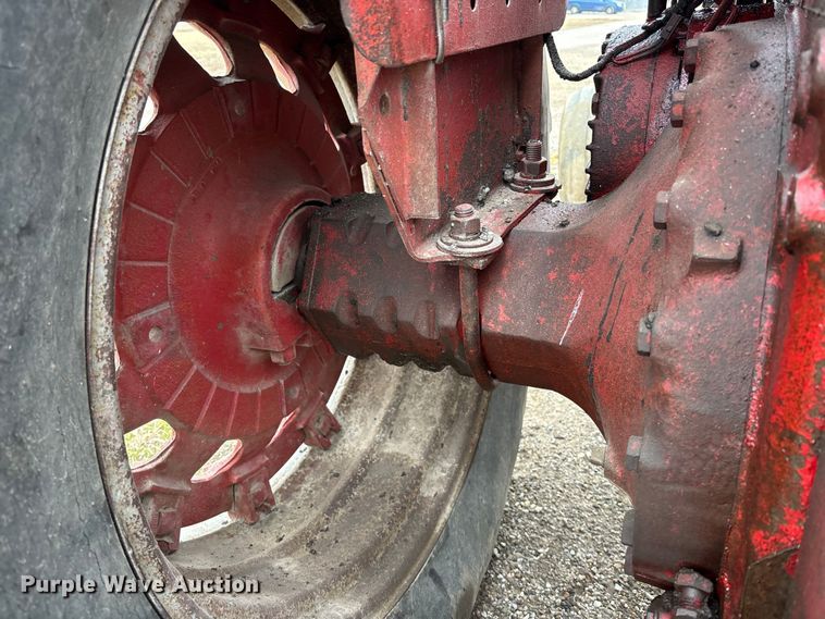 image for item EA4499 1965 International Harvester Farmall 806 tractor