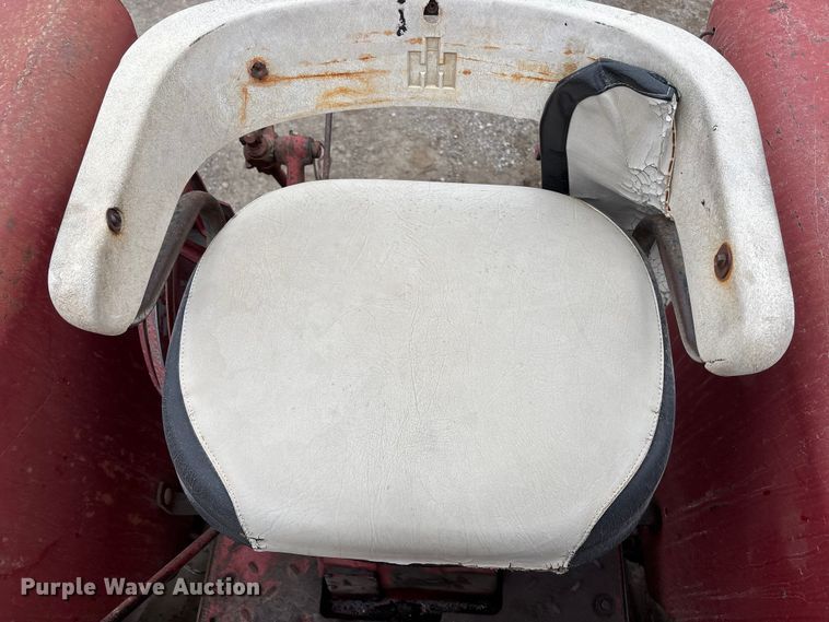 image for item EA4499 1965 International Harvester Farmall 806 tractor