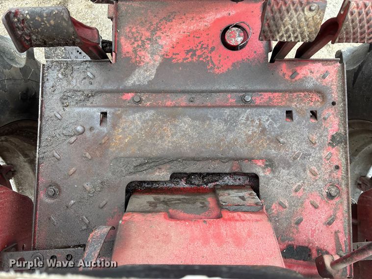 image for item EA4499 1965 International Harvester Farmall 806 tractor
