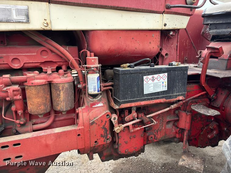 image for item EA4499 1965 International Harvester Farmall 806 tractor